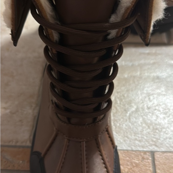 Ugg new - Picture 4 of 4